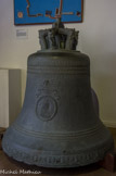 <center>Le musée de la Marine</center>Cloche de l'arsenal de Toulon. Fondeur général : Jean Bobé. Cette très belle cloche en bronze surnommée la « grosse cloche » mesure 1 m de diamètre à sa base et pèse près de 800 kg