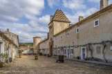 <center>La Chartreuse de Valbonne</center>La cour d'entrée : à gauche, l'ancienne hôtellerie des Chartreux, à droite, le mur d'enceinte avec en son centre une tour carrée de style Renaissance édifiée entre 1634 et 1650 sous le prieurat de Don François Laurent.