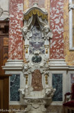 <center>Le chœur des Pères. </center>De part et d'autre du chœur, deux sièges en marbre blanc, réservés au prieur et à l'officiant. Ils sont ornés des symboles des quatre évangiles : le lion de saint Marc, le taureau de saint Luc, l'homme de saint Mathieu et l'aigle de Jean.