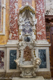 <center>Le chœur des Pères. </center>De part et d'autre du chœur, deux sièges en marbre blanc, réservés au prieur et à l'officiant. Ils sont ornés des symboles des quatre évangiles : le lion de saint Marc, le taureau de saint Luc, l'homme de saint Mathieu et l'aigle de Jean.