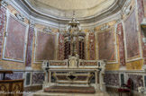 <center>Le chœur des Pères. </center>L'autel et son baldaquin à colonnes torses de style baroque sont en marbre polychrome. Il abritait autrefois une statue de la Vierge, remplacée aujourd'hui par celle de St Jean-Baptiste.