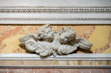<center>Le chœur des Pères. </center>Sous la corniche, deux anges quatre fois répétés symbolisent l'éveil et l'assoupissement.