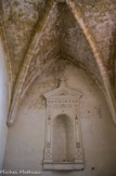 <center>La chapelle Sainte Madeleine</center>Au-dessus de la niche où se trouvait la statue, la croix de Camargue rappelle l'histoire de la Sainte.