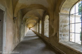 <center>Le grand cloître</center>Sans doute l'un des plus grands d'Europe, commencé au milieu du 17e siècle, ne fut achevé qu'un siècle plus tard. La galerie forme un vaste rectangle, de 350 mètres environ de périmètre et dessert les 24 cellules où vivaient les Pères. 84 grandes baies éclairent l'ensemble couvert de voûtes d'arêtes