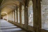 <center>Le grand cloître</center>Sans doute l'un des plus grands d'Europe, commencé au milieu du 17e siècle, ne fut achevé qu'un siècle plus tard. La galerie forme un vaste rectangle, de 350 mètres environ de périmètre et dessert les 24 cellules où vivaient les Pères. 84 grandes baies éclairent l'ensemble couvert de voûtes d'arêtes