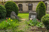 <center>Le jardin </center>Le fondateur de l'œuvre de Valbonne, Philadelphe DELORD et son épouse reposent dans les deux tombes situées hors du cimetière.