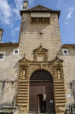 <center>La Chartreuse de Valbonne</center>Ce portail monumental, autrefois muni d'une herse et au-dessus d'une bretèche à mâchicoulis constituait, avec les deux tours d'angle munies de meurtrières, les éléments de défense du monastère.