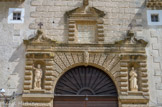 <center>La Chartreuse de Valbonne</center>Les deux niches de chaque côté accueillent : à droite, saint Bruno, à gauche, saint Jean Baptiste, guide spirituel de saint Bruno
Entre les deux niches, notez le cartouche dédié à Guilhem de Vénéjan, fondateur de la Chartreuse de Valbonne.
Saint Bruno a une mitre à ses pieds, pour rappeler son refus d'être nommé evêque.