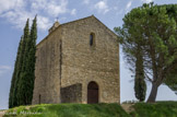 <center>La chapelle Ste Agnès</center>Les proportions générales, son mode de construction (appareil en petits moellons), l'abside pentagonale, les contreforts au niveau de l'arc du chœur, la nef à 2 travées, les pilastres évidés en « V » sont typiques du premier art roman provençal.