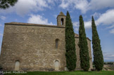 <center>La chapelle Ste Agnès</center>Isolée sur une colline à 1 km au nord du village, la chapelle, sobre, digne et accueillante, porte l'empreinte de l'art roman provençal. Les murs gouttereaux sont construits dans le même appareil que l'abside. La porte d'entrée actuelle de la chapelle s'ouvre à l'Ouest mais on note la présence d'autres portes murées dans les murs gouttereaux, ce qui permet de penser que l'édifice a pu faire partie d'un ensemble plus vaste. L'une de ces portes s'ouvrait au Sud, sur l'ancien cimetière transformé maintenant en esplanade.