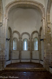 <center>La chapelle Ste Agnès</center>Abside formée de 5 arcatures à double voussure en pierres taillées retombant sur des pilastres évidés en V. La présence du banc en pierre courant autour de la base de l'abside, dit « mur-bahut » ou « banc lombard », confirme l'influence lombarde déjà remarquée à l'extérieur. L'existence de ce banc est rarement mise en lumière car souvent, le sol a été exhaussé au cours des âges et il est dissimulé dans l'élévation du chœur ou masqué par un autel.