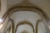 <center>La chapelle Ste Agnès</center>L'arc triomphal, qui assure la liaison entre l'abside et la nef était à l'origine, malgré son aspect actuellement légèrement aplati, un arc en plein-cintre. Sa déformation est la conséquence de l'affaissement de la voûte et du lanternon qui, lors des restaurations, n'ont pu être entièrement redressés.
La nef est formée de deux travées. -	Les six arcs existant dans la nef sont en arc brisé, ce qui montre bien que, si le gros œuvre est roman, la voûte au moins a dû être refaite à une date postérieure, ce qui démontrent clairement : L'arc doubleau au milieu au milieu de la nef ; L'arc accolé au pignon de la façade ouest ; Les quatre arcs de décharge latéraux.