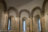 <center>La chapelle Ste Agnès</center>Des vitraux modernes obturent trois baies absidiales.