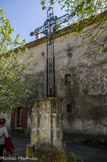 <center>Aiguèze</center>Croix de mission sur socle triangulaire.