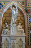 <center>Aiguèze</center>Jeanne d'Arc (béatifiée en 1909, canonisée en 1920) : dans la nef, monument du martyre (copie de celui qui figurait à Rouen place du Vieux Marché) sous la maquette de sa statue par Navone.