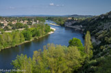 <center>Aiguèze</center>Le pont suspendu permet de relier à travers la rivière les 2 communes séparées administrativement depuis 1789, deux départements GARD et ARDECHE, deux régions administratives : Languedoc-Roussi lion et Rhône-Alpes
Sa construction a commencé en octobre 1903, il a été achevé et ouvert officiellement à la circulation en Octobre 1905. Il a été inauguré pour son centième anniversaire en Juillet 2005 ! Il faut dire que le budget avait été particulièrement entamé par ce fichu pont de pierre construit à partir de 1890 , inauguré le 15 Avril 1895 en grandes pompes et... emporté par la crue terrible de l'Ardèche dans la nuit du 28 au 29 Septembre 1900.