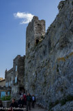 <center>Aiguèze</center>Les XIIIème et XIVème siècles verront se développer les ordres de « templiers » et « hospitaliers » qui ont construit la maladrerie des templiers dans les gorges de l'Ardèche. Elle fut abandonnée après la suppression de l'Ordre des Templiers par Philippe le Bel. A partir de 1360, les «Jacqueries » et la révolte des Tuchins » s'emparent de la forteresse d'Aiguèze.
Après le démantèlement des remparts et de la forteresse, il est procédé à partir de 1425 à la construction de nouveaux remparts afin de protéger le village. C'est aussi la construction de l'Hôpital.