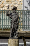 <center>Aiguèze</center>La Fontaine St Roch, le patron du village qu'on peut voir également dans l'Eglise (statue et vitrail) ainsi que sur les cloches