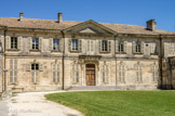 <center>Viviers</center>Hôtel de ville. Siège de l'évêché jusqu'en 1986 lorsque eut lieu un échange historique entre la Commune et l'Evêché, il fut construit par l'évêque François-Renaud de Villeneuve au milieu du XVIIIe siècle.