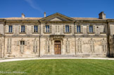 <center>Viviers</center>Hôtel de ville. Vaste hôtel particulier entre cour et jardin, il s'ouvre sur une grande cour de plan ovale dite « cour d'honneur ».