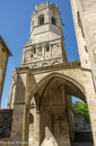 <center>Viviers</center>Tour-porte du quartier cathédrale. L'édifice primitif, tour de forme carrée précédée d'un porche, constitué à la fin du XIe siècle l'unique entrée du quartier de la cathédrale.