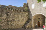 <center>Viviers</center>Porte de la Gâche, c’était l’entrée du quartier des chanoines au XVème siècle. Dans la ville religieuse ou ville haute, bientôt entourée de remparts se trouvait la cathédrale, les bâtiments religieux (demeure de l'évêque, cloître, salle du chapitre...).