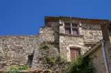 <center>Viviers</center>Ce rempart du quartier de la cathédrale du XIVe siècle séparait le quartier des chanoines de la ville laïque. Il conserve certains éléments de défense telle une archère en forme de croix à droite. La fenêtre à croisée du XVIe siècle, couronnée par un larmier, remarquablement restauré, faisait partie d'une maison de clerc bâtie contre le rempart.