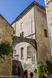 <center>Viviers</center>Maison de Lestrade (XIIe-XVIe siècles). Dans l'état d'origine (XIIe siècle) se dressait deux maison-tours indépendantes, résidences de nobles ou de marchands.
La partie droite correspond à la seconde tour. Il en reste la belle fenêtre jumelée du deuxième étage et des éléments d'une fenêtre jumelée d'angle au premier étage.
Vers 1563, ces deux logis ont été réunis grâce à un escalier en vis desservant l'ensemble de la demeure. Il possède encore ses fenêtres et sa porte avec l'huisserie cloutée d'origine.