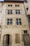 <center>Viviers</center>Maison des chevaliers. Cette exceptionnelle façade renaissance est adossée à une maison médiévale comportant plusieurs corps de logis articulés autour de deux cours et s'étendant aussi de l'autre côté de la rue.
Elle a été commandée en 1546 par un commerçant ambitieux, Noël Albert, qui gravit les échelons du pouvoir local et régional. Nouveau riche, ami des arts, il se pique de noblesse. Converti au protestantisme, il prend le gouvernement de viviers en 1567. Arrêté, il meurt décapité à Toulouse.
Au rez-de-chaussée on aperçoit deux portes de boutique et la porte piétonne, d'ordre dorique, traitée à l'antique.