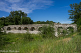 <center>Viviers</center>Le pont romain, passage sur l'Escoutay, rivière de type cévenol. Il date du deuxième siècle. Le pont est l'une des marques du passage des romains circulant entre Viviers et Alba-la-Romaine. Sa longueur est de 108 m, sa largeur de 4,50 m. Il avait 12 ou 13 arches, aujourd'hui il n'en a plus que 11. On peut le comparer avec le pont de Ganagobie. Les arches du milieu sont romaines. Jusqu'au XIXe siècle c'était le seul pont sur l'Escoutay.