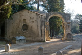 <center>Les Alyscamps</center>La chapelle Saint-Accurse et l'arc de St Césaire