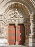 <center>Eglise de St Trophime</center>Durant le troisième quart du XII est ajouté le portail, placé en haut d'un escalier pour accentuer son caractère majesdtueux. Il est formé d'une grande baie divisée en deux par un trumeau et surmontée d'un tympan.