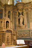 <center>Eglise St Julien</center>et de St Pierre dans un style baroque, de chaque coté des pilastres qui sont la base d’anges atlantes. Au dessus des deux statues la coquille, symbole de vie et de baptême.