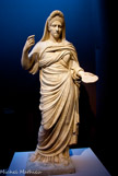 <center>Statue de femme avec une tête moderne. Ier ou IIe siècle apt. J.-C.</center><center>Statue de femme avec une tête moderne. Ier ou IIe siècle apt. J.-C.</center>Cette statue est vêtue d'un long chiton de lin, presque entièrement recouvert d'un long manteau de laine, l'himation, attaché sous le bras gauche. 
Ce type de portrait-féminin au drapé complexe est assez fréquent-dans la statuaire funéraire romaine, en particulier aux second et troisième siècles de notre ère.
Il est inspiré des représentations grecques de Coré-Perséphone, déesse du monde souterrain. 
Cette statue fut longtemps identifiée à Plotine, l'épouse de l'empereur TraJan. Mais des restaurations récentes ont révélé que la tête, inspirée des portraits antiques de l'impératrice, date en réalité du XIXe siècle.