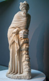 <center>Polymnie</center><center>Polymnie</center>Muse de la poésie lyrique, qui symbolise plus généralement la culture. C’est une statue recomposée à partir du bas, il ne restait de la statue que les jambes, le bassin et une partie du dos par un sculpteur, à la demande du prince Borghèse dans les dernières années du XVIIIe siècle.