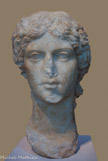 <center>Portrait d'Agrippine l'Ancienne 5-44 apr. J.-C. Découvert à Athènes. Marbre</center><center>Portrait d'Agrippine l'Ancienne 5-44 apr. J.-C. Découvert à Athènes. Marbre</center>Le mouvement du cou, la sensibilité du modelé et la grande régularité des traits du visage, dus à une influence grecque, donnent à ce portrait une présence toute particulière. Agrippina Major (Agrippine l'Ancienne) est née en 14 av. J.-C. de l'union de Julie, la fille d'Auguste, et d'Agrippa. Elle épousa Germanicus, le petit-fils de Livie, en 5 de notre ère. ils eurent ensemble neuf enfants, dont Caligula et Agrippine la Jeune qui fut mère de Néron et épousa Claude. Craignant sans cesse les complots l empereur Tibère l'exila avec son fils Drusus le jeune sur une île de la côte campanienne, où elle mourut en 33 apr. J.-C.