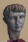 <center>Portrait de Germanicus. Vers 4-14 apr. J.C. Découvert à Rome (?) Marbre</center><center>Portrait de Germanicus. Vers 4-14 apr. J.C. Découvert à Rome (?) Marbre</center>Germanicus (15 av. J.-C. -19 apr. J.-C.) était le petit fils de Livie, le frère de Claude et le neveu de Tibère. Ce portrait a probablement été créé entre 4 et 14 de notre ère, alors que Germanicus accompagnait fréquemment Auguste en campagne militaire. Très populaire et bon général, il était un dangereux rival pour Tibère, qui l'envoya loin de Rome et joua probablement un rôle dans sa mort. Le portrait a été réalisé en pièces rapportées pour l'arrière de la tête. Des traces de polychromie ont été repérées dans la chevelure et les yeux lors de la restauration
