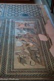<center>Mosaïque</center><center>Mosaïque</center>Dionysos en cortège accueille les convives, alors que le tapis géométrique autour indique l'emplacement des banquettes.