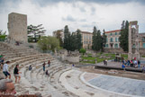 <center>Le théâtre.</center><center>Le théâtre.</center> Le théâtre romain d’Arles mesure 102 m de diamètre. Ses 33 gradins, dont une grande partie a aujourd’hui disparue, s’appuyaient sur une enceinte extérieure composée de trois étages. Les cinq premiers rangs de gradins sont d'origine, les autres ont été ajoutés.