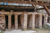 <center>Thermes de Constantin.</center><center>Thermes de Constantin.</center>Les planchers étaient supportés par des briques permettant le chauffage par l'air chaud provenant de plusieurs foyers.