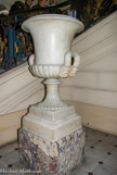 <center>Hotel Amédée Armand</center>Vase en marbre de Carrare sur un piédestal en brèche du Portugal.