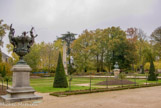 <center><center>La Cathédrale </center></center><center>La Cathédrale </center> Jardins de l'Archevéché, obélisque dédié à Arnaud-Joseph de Béthune, duc de Charost, buste de Bourdaloue., vase de Cugnot avec les allégories des saisons.