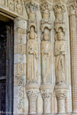 <center><center>Portail sud </center></center><center>Portail sud </center> Statues colonnes représentant des personnages de l'ancien testament  comme l'abbé Suger à st Denis. Les rois Salomon et David, et à l'extérieur, Moise portant les tables de la loi. Au dessus des statues : femme assise (la sagesse ?), Samson ou David écarte la gueule d'un lion, deux griffons, deux hommes, un jeune et un vieux, tiennent une grappe de raisin, à côté un homme agenouillé sosu une main divine.