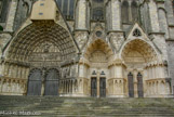 <center><center>Façade occidentale</center></center><center>Façade occidentale </center> Portails central du Jugement dernier (XIIIe), de st Etienne, de st Ursin.