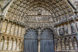 <center><center>Portail du jugement dernier. </center></center><center>Portail du jugement dernier. </center> Le personnage central est le Christ, sculpté en saillie, le torse nu, montrant ses plaies. Ce n'est plus le Christ glorieux de l'Apocalypse, mais le Christ incarné qui a souffert sa passion.