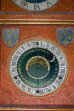 <center><center>L'horloge astronomique. </center></center><center>L'horloge astronomique. </center> Ce cadran indique les cycles lunaires, la hauteur du soleil et les signes du zodiaque, ainsi que la durée du jour et de la nuit.