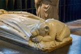 <center>Tombeau du duc Jean de Berry (1304-1416)</center><center>Tombeau du duc Jean de Berry (1304-1416). </center> Les pieds du duc reposent sur un ours enchainé et muselé, animal héraldique que l'on retrouve sur son blason.