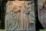 <center>Fragments du Jubé</center><center>Fragments du jubé. </center>Montée au calvaire : la lourde croix gemmée repose presque verticalement sur l'épaule gauche du Christ, précédé par un soldat en tunique courte qui porte le marteau. Le Christ est suivi par trois personnages. Une femme voilée, mains jointes avec un soldat derrière elle qui pousse Jésus de la main gauche et touche le bras de la femme voilée de la main droite. A gauche, la femme qui se détourne pourrait etre l'une des filles de Jérusalem.