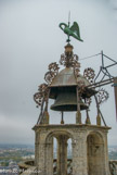 <center><center>Sur les toits de la cathédrale. </center></center><center>Sur les toits de la cathédrale. </center> La cloche du duc Jean de Berry, qui date de 1372, n'ayant plus de battant, ne sonne plus mais possédait le timbre d'une horloge. Elle est au sommet de la tour Nord (la tour de Beurre), surmontée d'un pélican, symbole traditionnel du Christ : une légende veut qu'il ouvrirait ses entrailles pour abreuver de son sang ses petits.