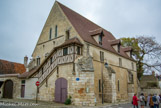 <center>Grange des Dimes. </center>Datant du XIIIe, c'est là où les chanoines entreposaient les redevances en nature dont ils bénéficiaient.